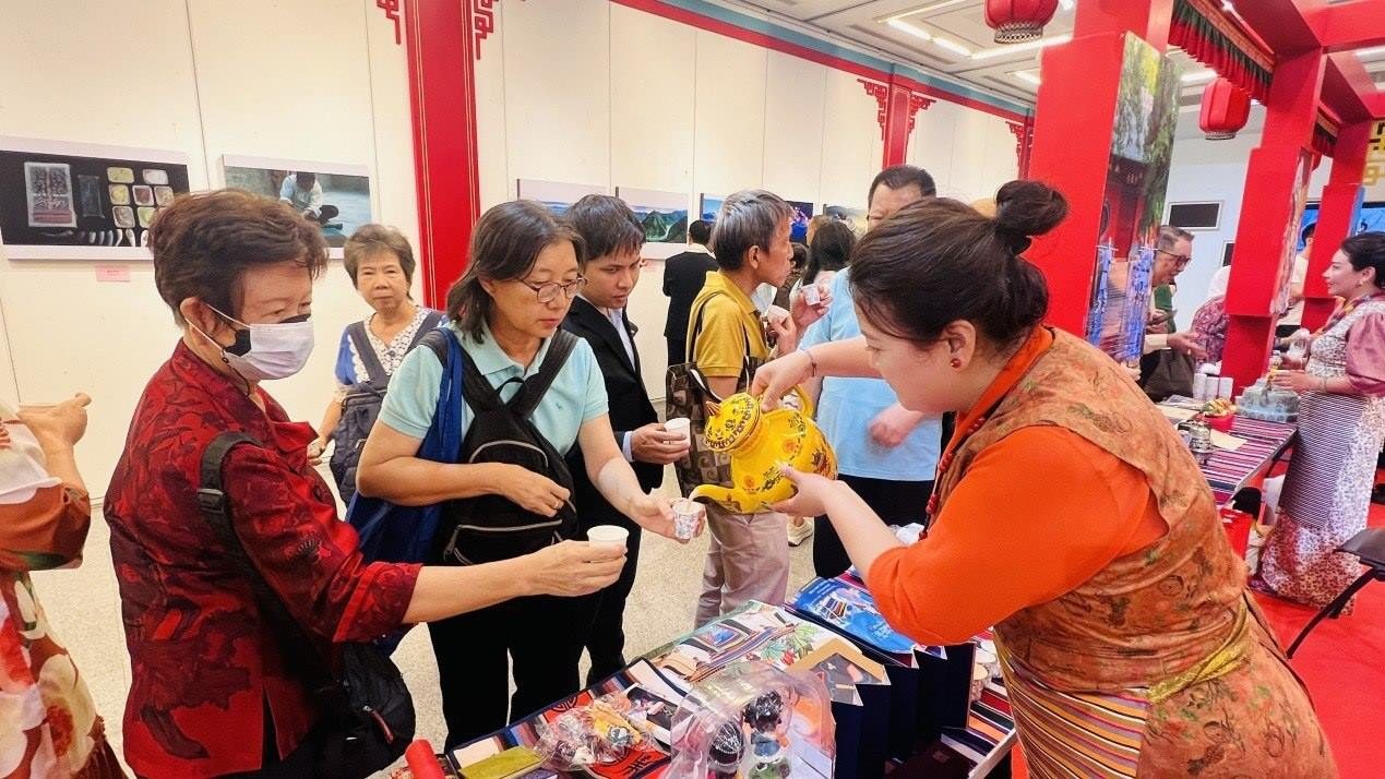 觀眾爭(zhēng)相體驗(yàn)酥油茶。曼谷中國(guó)文化中心供圖