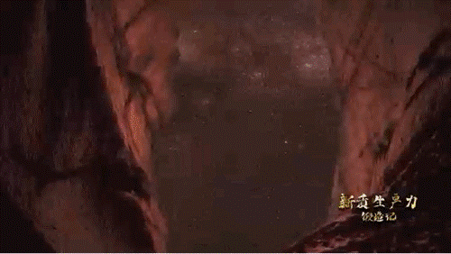 要甄別并發(fā)現(xiàn)暗物質(zhì)粒子，如同在一場(chǎng)人聲鼎沸的足球比賽現(xiàn)場(chǎng)聽(tīng)見(jiàn)一根鋼針跌落的聲音。