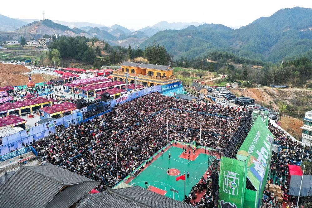 貴州省臺(tái)江縣舉辦的2024年“村BA”球王爭(zhēng)霸賽現(xiàn)場(chǎng)（2024年3月22日攝，無(wú)人機(jī)照片）。新華社記者 楊文斌 攝