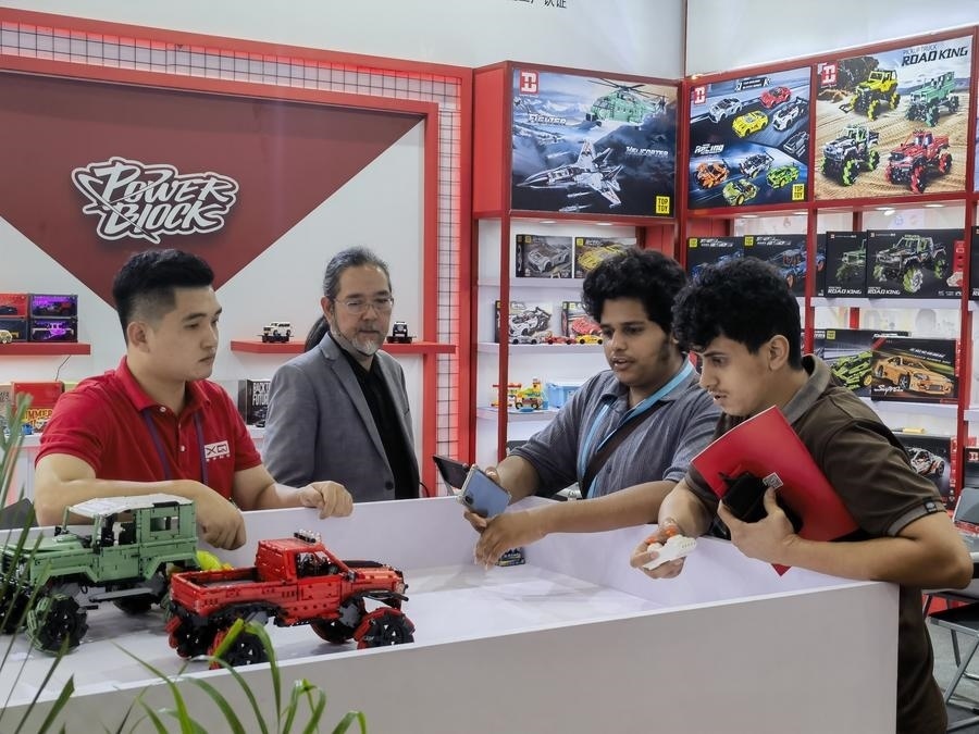 在第135屆廣交會第三期現(xiàn)場，采購商在廣東信宇科技股份有限公司展位選購、體驗積木遙控車產(chǎn)品（5月2日攝）。新華社記者 洪澤華 攝