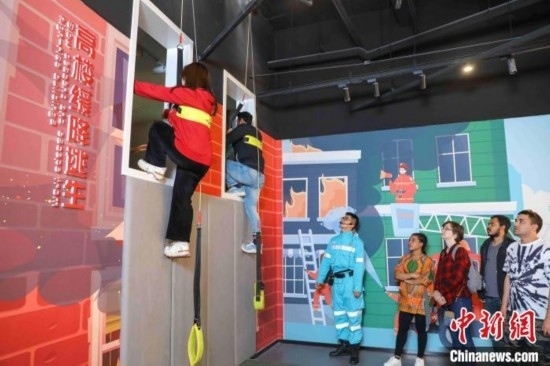 5月9日，留學(xué)生體驗(yàn)?zāi)M高樓緩降逃生。張鷹 攝