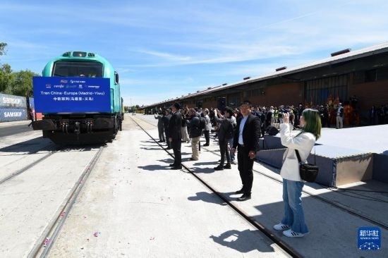 5月8日，在西班牙馬德里，嘉賓們參加中歐班列（義烏—馬德里）開(kāi)行十周年紀(jì)念號(hào)班列發(fā)車儀式。新華社發(fā)（古斯塔沃·巴連特?cái)z）