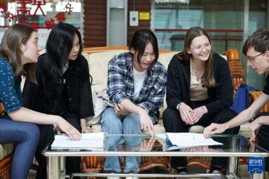 4月28日，宋智孝（右二）和胡靈月（左一）在北京首都師范大學(xué)校園內(nèi)與同學(xué)交流。新華社記者 彭子洋 攝