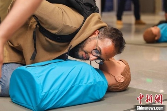 5月9日，留學(xué)生利用假人道具練習(xí)心肺復(fù)蘇技巧。張鷹 攝