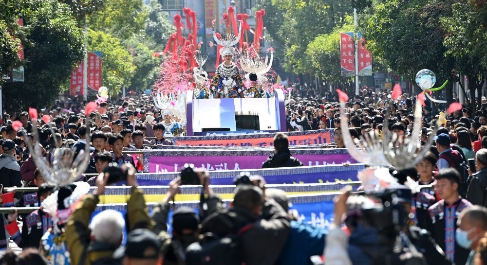 在貴州雷山縣縣城，苗族群眾身著盛裝，載歌載舞參加苗年和鼓藏節(jié)的巡游活動(dòng)（2023年11月16日攝）。新華社記者 楊楹 攝