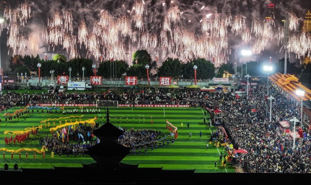 在貴州省榕江縣舉行的2024全國(guó)“村晚”示范展示活動(dòng)暨貴州“村超村晚”活動(dòng)中，音樂(lè)煙花秀精彩上演（2024年2月3日攝，無(wú)人機(jī)照片）。新華社記者 劉續(xù) 攝