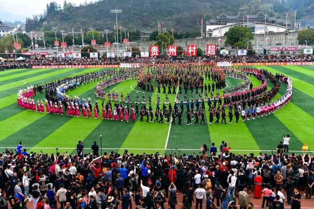 演員在貴州省榕江縣舉辦的2024年第二屆貴州“村超”總決賽開(kāi)幕式上表演節(jié)目（2024年3月16日攝）。新華社記者 楊文斌 攝
