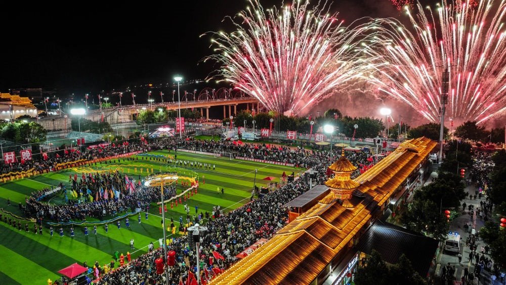 在貴州省榕江縣舉行的2024全國(guó)“村晚”示范展示活動(dòng)暨貴州“村超村晚”活動(dòng)中，音樂(lè)煙花秀精彩上演（2024年2月3日攝，無(wú)人機(jī)照片）。新華社記者 劉續(xù) 攝