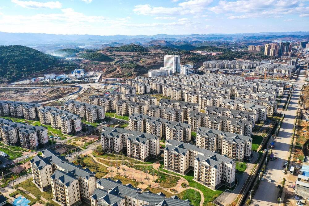 貴州省威寧縣五里崗街道朝陽(yáng)新城易地扶貧搬遷安置小區(qū)（2021年11月28日攝，無(wú)人機(jī)照片）。新華社記者 楊文斌 攝