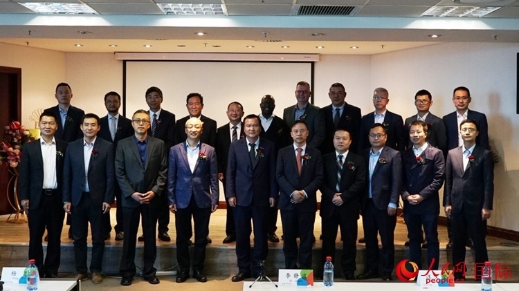 與會(huì)嘉賓合影。人民網(wǎng) 劉暢攝