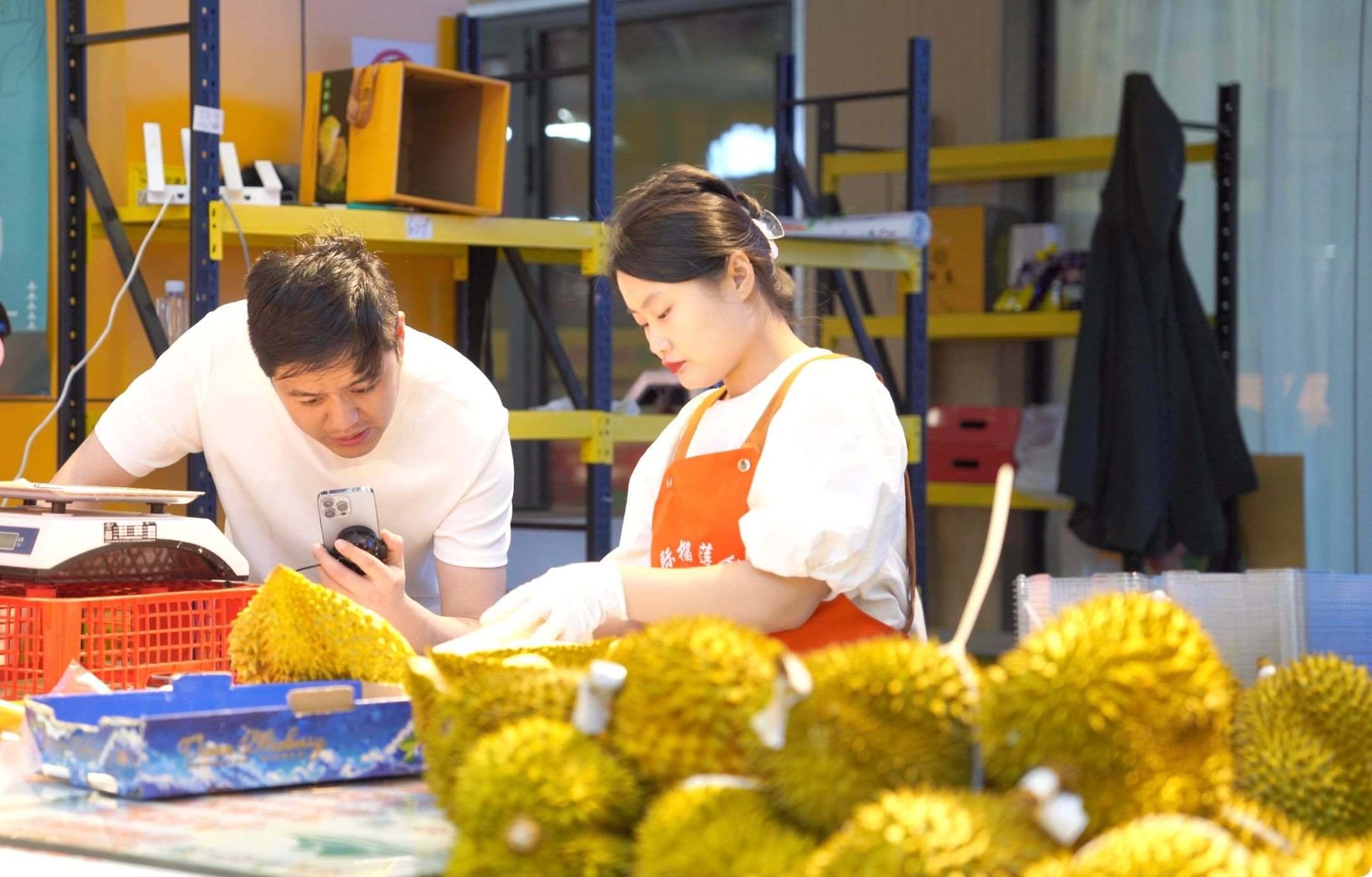 榴蓮商家正在通過手機(jī)直播銷售榴蓮。人民網(wǎng)記者申佳平 攝