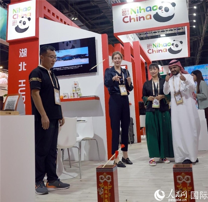 觀眾在參與投壺游戲。人民網(wǎng)記者管克江攝