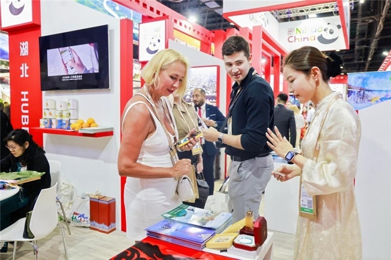 觀眾在參觀中國展臺。錢文康攝