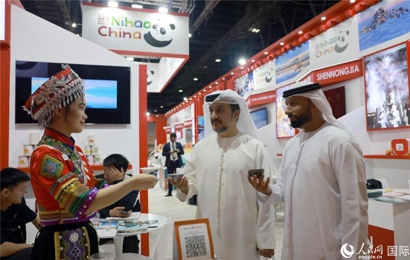 兩名阿聯(lián)酋觀眾在品嘗湖北名茶。人民網(wǎng)記者管克江攝