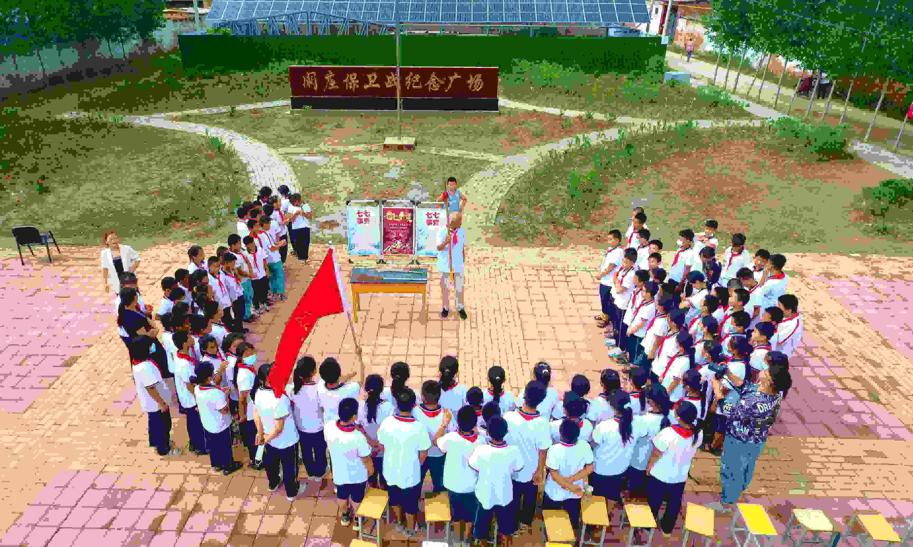 2022年7月6日，山東省聊城市，在茌平區(qū)菜屯鎮(zhèn)闞莊村的闞莊保衛(wèi)戰(zhàn)紀(jì)念廣場，闞莊保衛(wèi)戰(zhàn)親歷者王光木老人為小學(xué)生們講述抗戰(zhàn)故事，展示大刀、長矛。