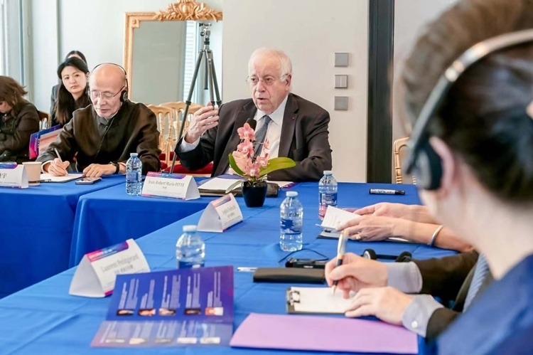 法蘭西科學院副院長、巴黎地理學會主席讓-羅伯特·馬里·皮特先生發(fā)言（圖片：中國傳媒大學