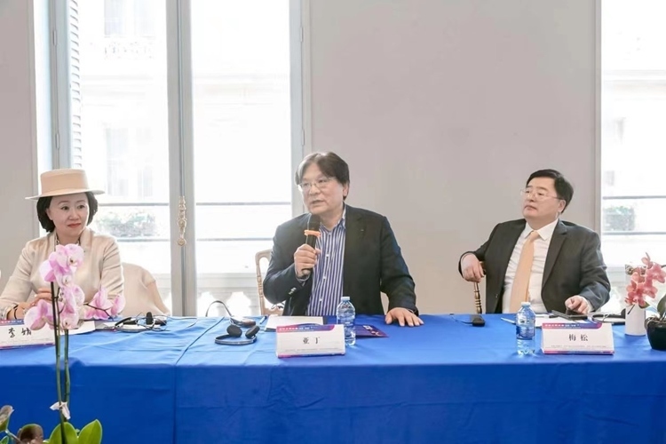 法中交流促進會會長、作家、翻譯家、法國最高榮譽騎士勛章獲得者亞丁發(fā)言（圖片：中國傳媒大學