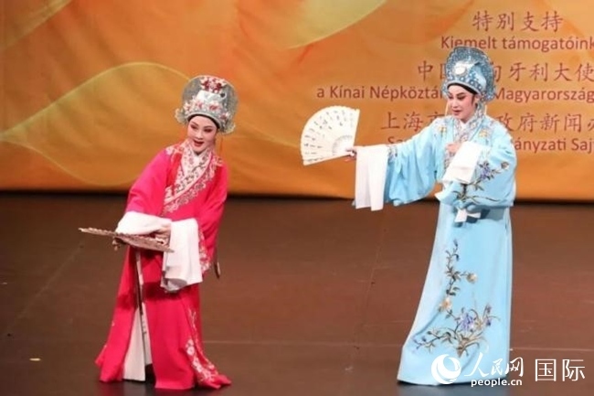 “玉蘭花開·魅力上?！弊哌M布達佩斯。葉辰亮攝