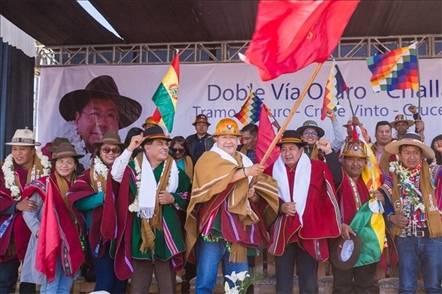 奧魯羅公路項(xiàng)目開工儀式現(xiàn)場，玻總統(tǒng)路易斯·阿爾塞宣布項(xiàng)目開工。中國中鐵供圖