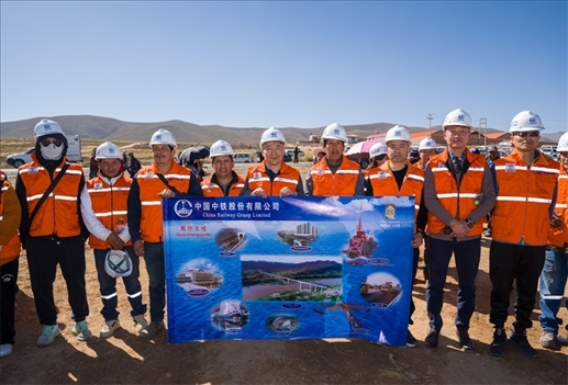 奧魯羅公路項(xiàng)目開工儀式現(xiàn)場，中國中鐵員工代表合影。中國中鐵供圖