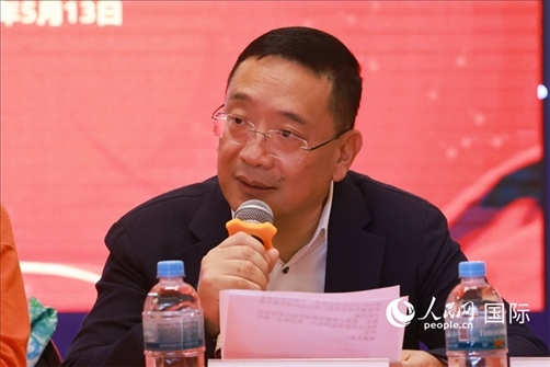 巴西文協(xié)主席上官建峰在座談會上致辭。人民網(wǎng)記者 陳海琪攝