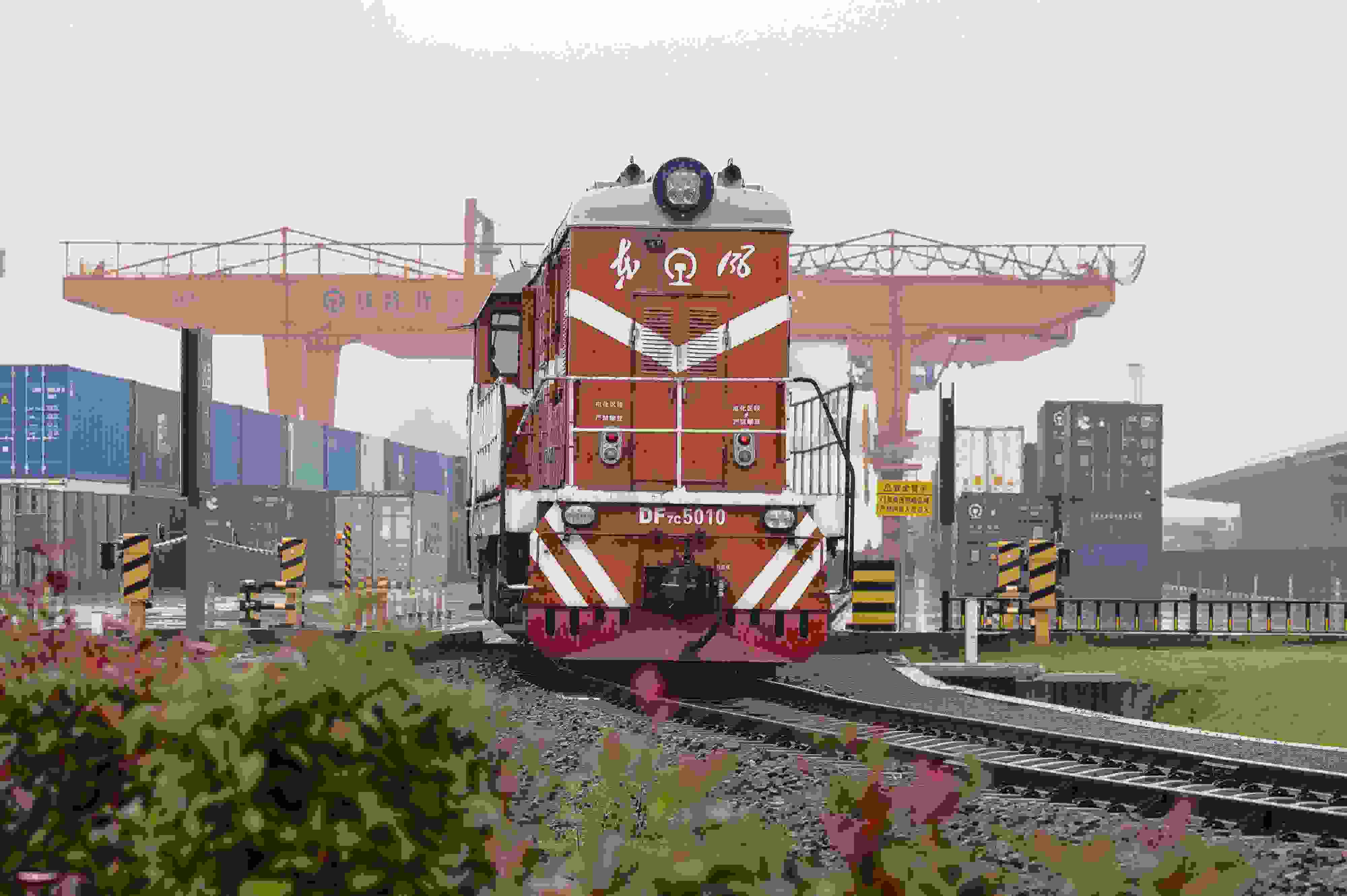 2024年5月5日，“五一”假期最后一天。在浙江省金華市金東區(qū)鐵路金華南站，一列滿載110標箱的中歐班列緩緩啟程駛往匈牙利。