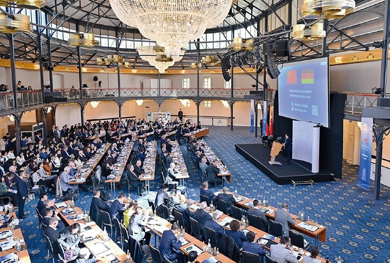 2024“投資中國(guó)”系列活動(dòng)德國(guó)專場(chǎng)4月5日在巴登—符滕堡州首府斯圖加特市舉行，活動(dòng)吸引德國(guó)工商界代表超300人參加。圖為當(dāng)日拍攝的活動(dòng)現(xiàn)場(chǎng)。 新華社記者 任鵬飛/攝