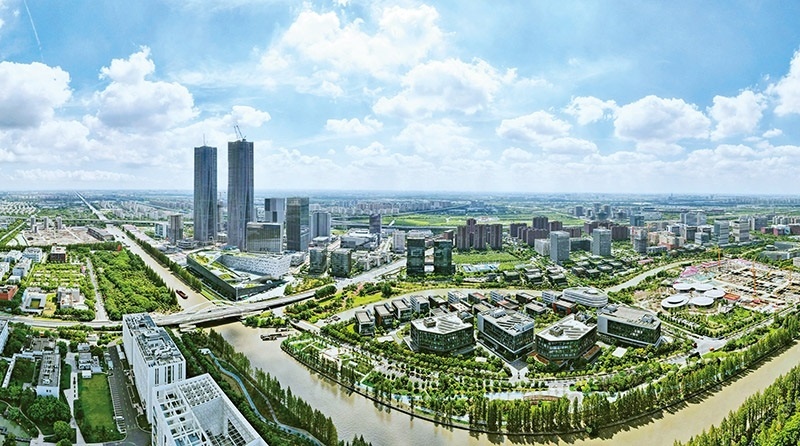 建立全國(guó)第一個(gè)國(guó)際貿(mào)易“單一窗口”，開設(shè)全國(guó)第一批自由貿(mào)易賬戶，設(shè)立全國(guó)第一家外商獨(dú)資醫(yī)院、第一家外商獨(dú)資公募基金公司、第一家外商獨(dú)資汽車制造企業(yè)……中國(guó)（上海）自由貿(mào)易試驗(yàn)區(qū)掛牌以來，誕生了若干個(gè)“全國(guó)第一”，在制造業(yè)、金融業(yè)等數(shù)十個(gè)開放領(lǐng)域，實(shí)現(xiàn)一批全國(guó)首創(chuàng)項(xiàng)目落地。圖為上海自貿(mào)區(qū)張江片區(qū)（2023年9月10日攝，無人機(jī)照片）。 新華社記者 方喆/攝