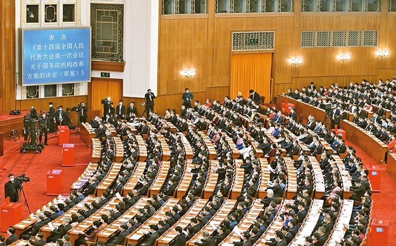 2023年3月10日，十四屆全國(guó)人大一次會(huì)議在北京人民大會(huì)堂舉行第三次全體會(huì)議，表決通過了關(guān)于國(guó)務(wù)院機(jī)構(gòu)改革方案的決定。圖為會(huì)議現(xiàn)場(chǎng)。 新華社記者 岳月偉/攝