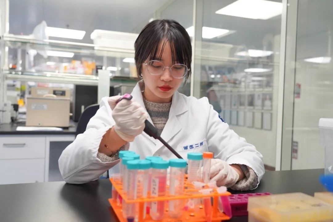 倪楚君在實驗中。浙江大學(xué)供圖