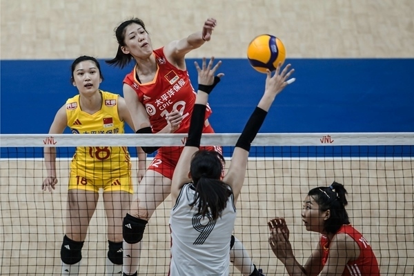 李盈瑩(上)扣球。圖片來源：國際排聯(lián)