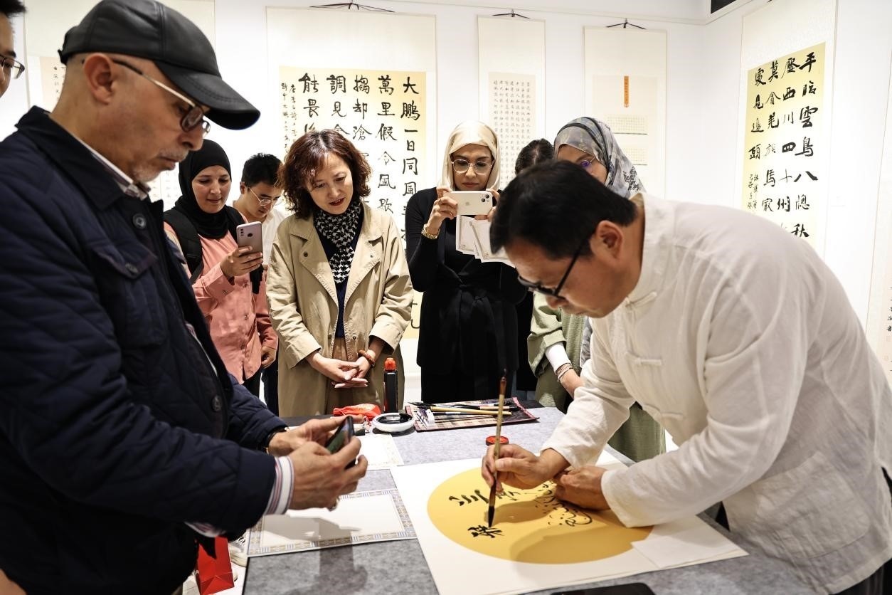 中摩書法老師在共同創(chuàng)作。拉巴特中國(guó)文化中心供圖