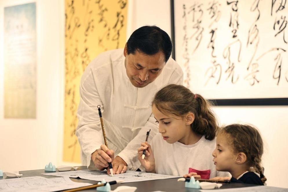 中國(guó)書法老師帶領(lǐng)現(xiàn)場(chǎng)觀眾體驗(yàn)書法。拉巴特中國(guó)文化中心供圖