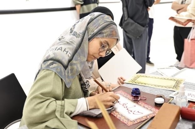 摩洛哥書法老師正在創(chuàng)作。拉巴特中國(guó)文化中心供圖