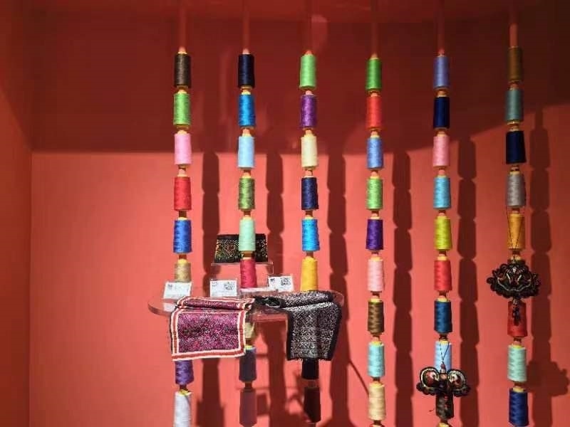 貴州省民族博物館內(nèi)展示的色彩斑斕的苗繡原材料及繡片（2024年4月27日攝）。新華社記者 楊欣 攝