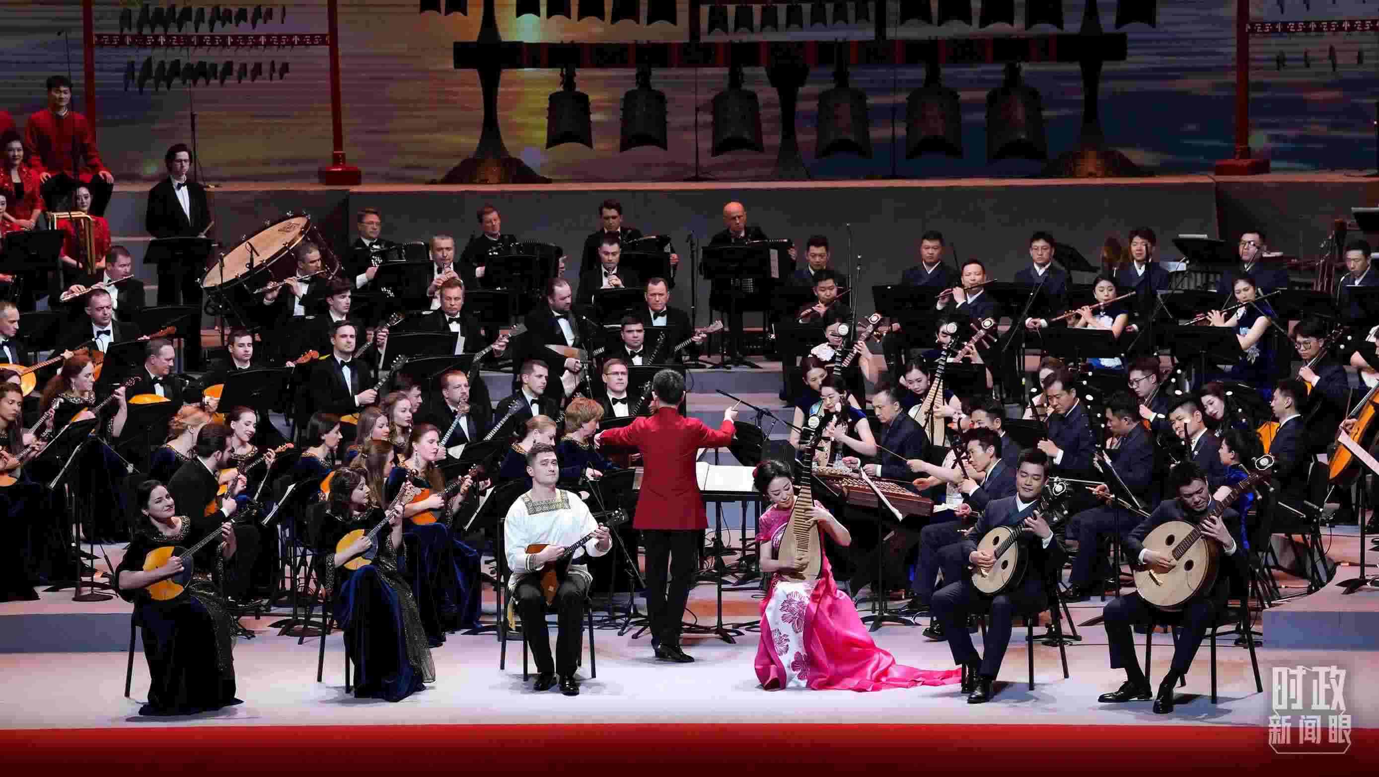 △前來參加音樂會的中俄藝術(shù)家匯聚一堂。（總臺央視記者李增仁、國廣記者李晉拍攝）