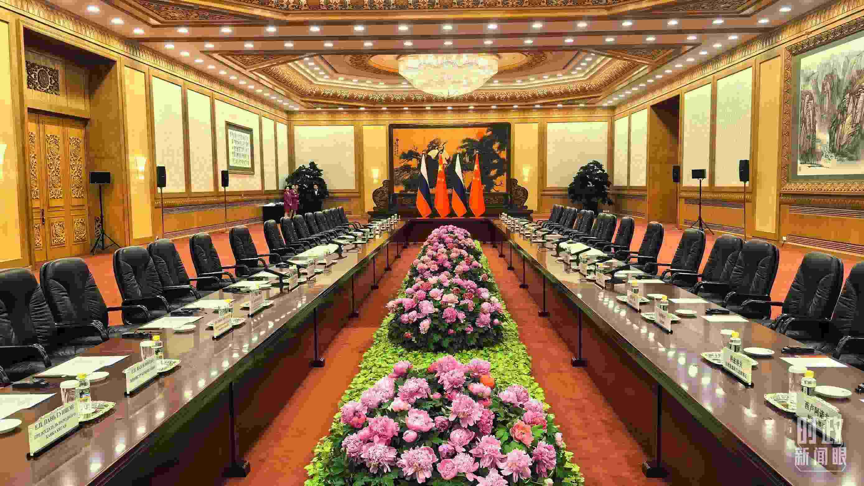 △中俄兩國元首隨后主持大范圍會談，這是會談開始前的現(xiàn)場。（總臺央視記者鄂介甫拍攝）