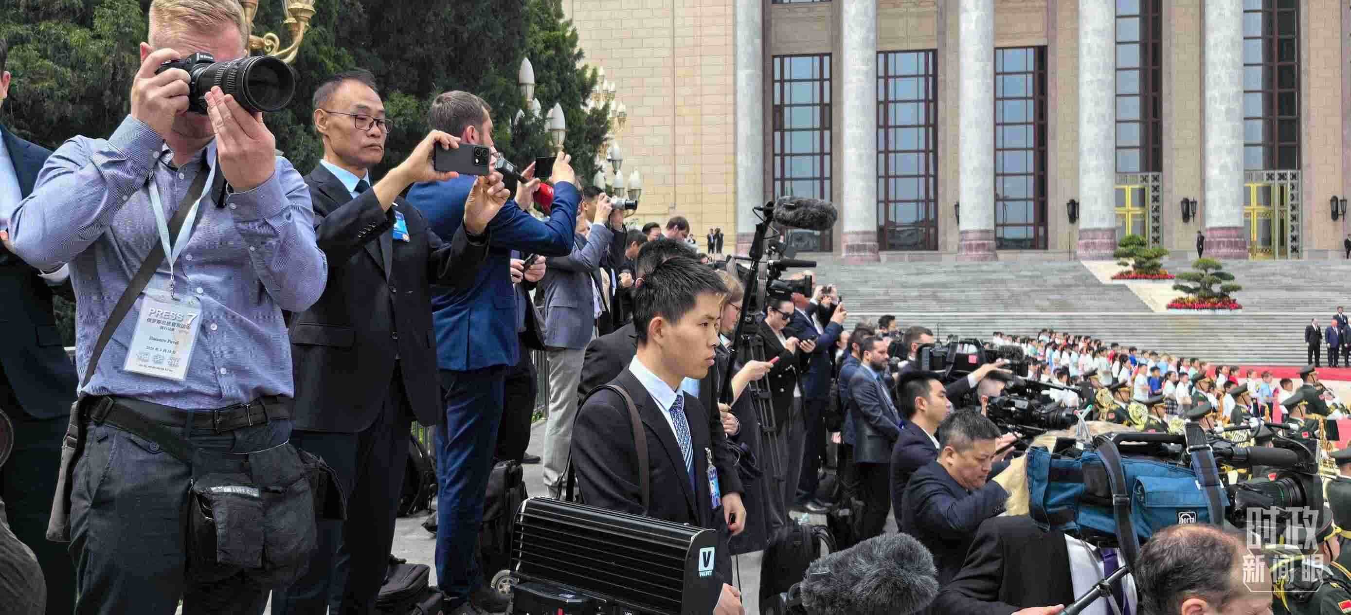 △當天參與現(xiàn)場報道的中外記者。（總臺央視記者楊波、王子杭拍攝）