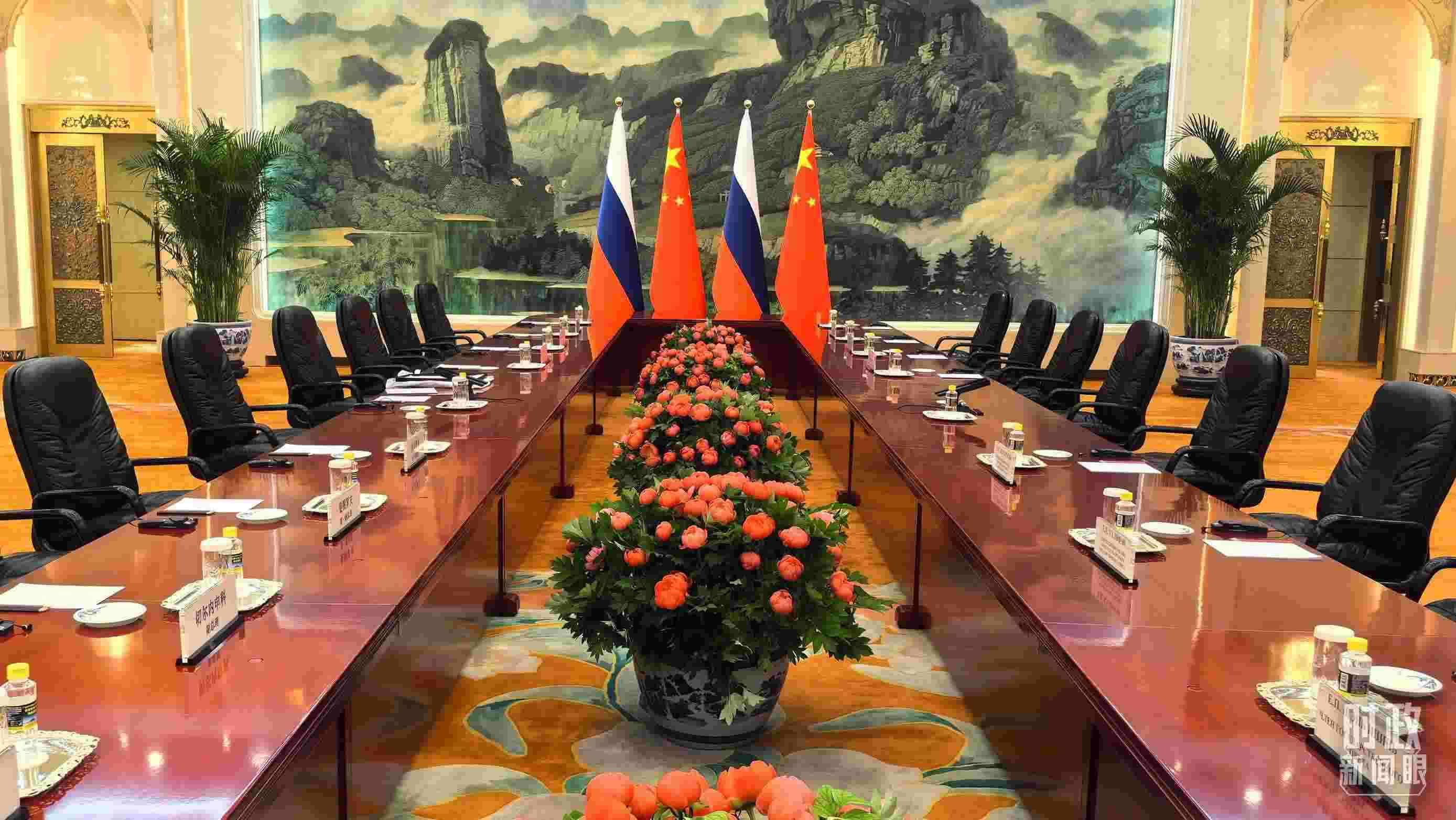 △中俄兩國元首首先舉行小范圍會談，這是會談開始前的現(xiàn)場。（總臺央視記者鄂介甫拍攝）