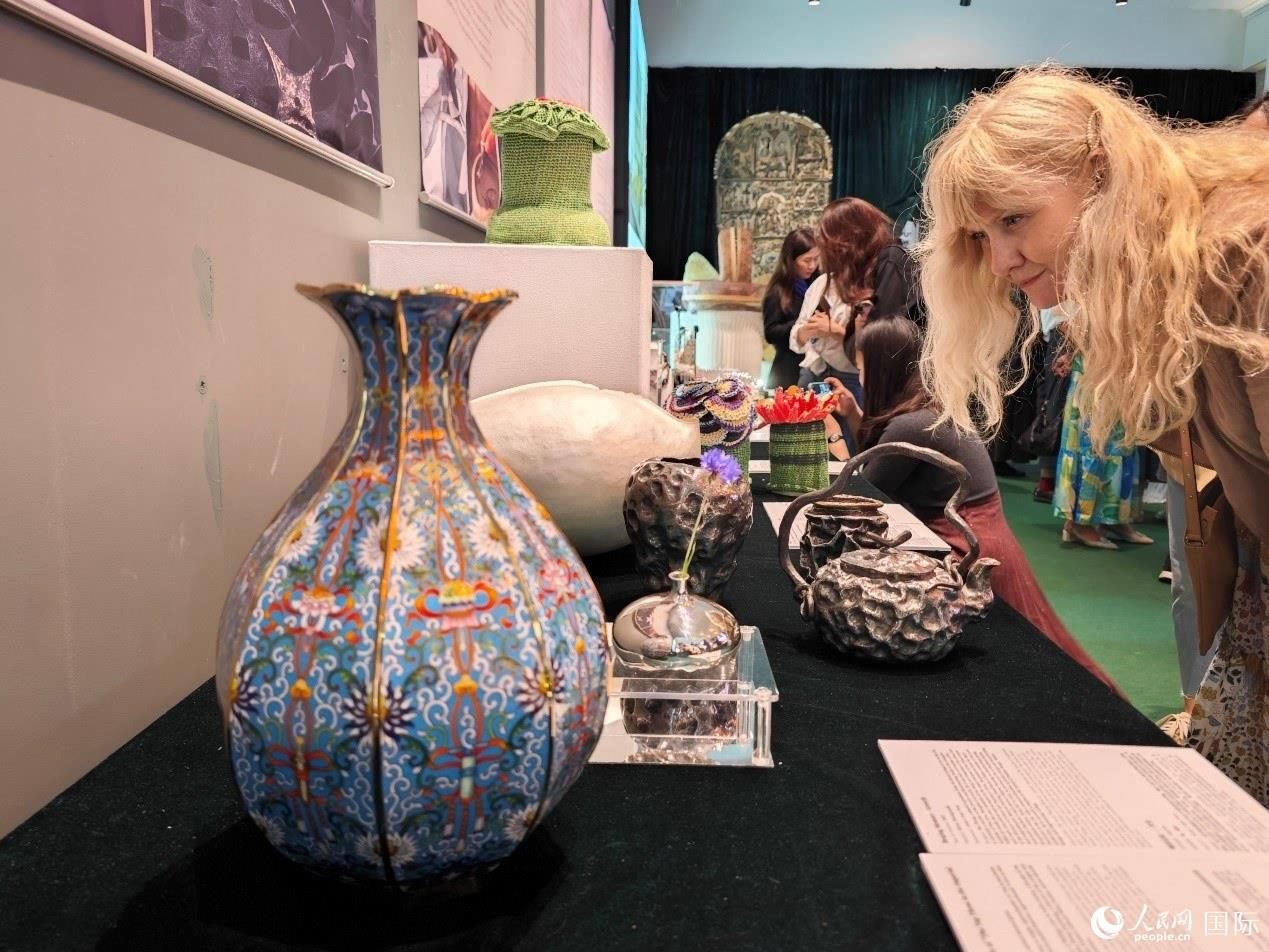 英國觀眾被中國手工藝制品所吸引。邢雪攝