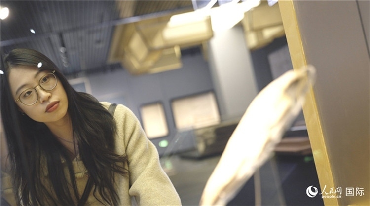 尹怡然在殷墟博物館新館參觀。人民網(wǎng)記者 劉寧攝