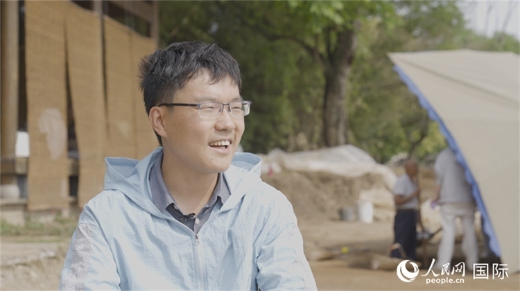 四川省文物考古研究院館員許丹陽接受人民網(wǎng)采訪。人民網(wǎng)記者 張榮攝