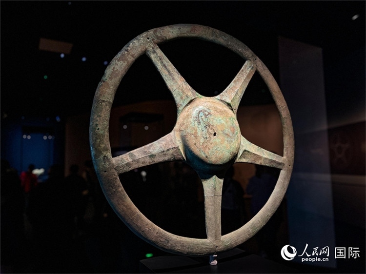 三星堆博物館中展出的太陽輪。人民網(wǎng)記者 羨江楠攝
