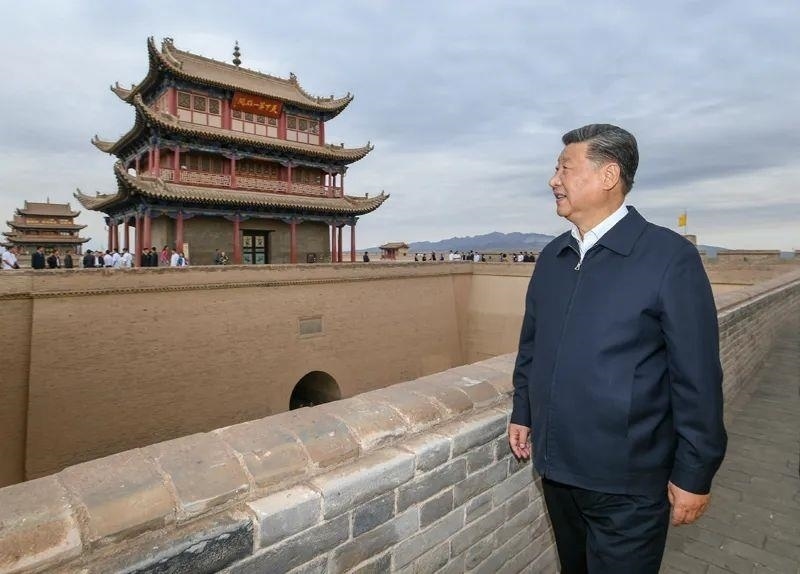 △2019年8月20日，習(xí)近平總書記來到嘉峪關(guān)關(guān)城，登上城樓察看關(guān)城整體面貌，聽取河西走廊長城、關(guān)隘歷史文化情況介紹。