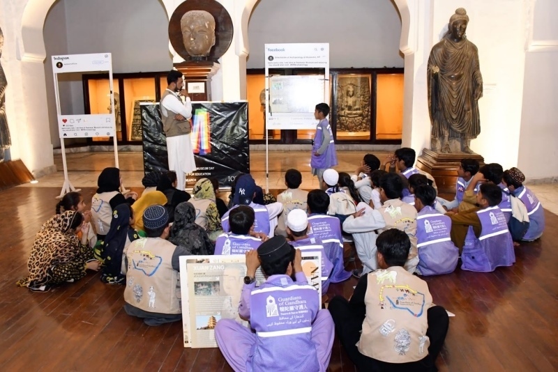 志愿者在博物館給孩子們開(kāi)展互動(dòng)講解。“犍陀羅守護(hù)人”供圖