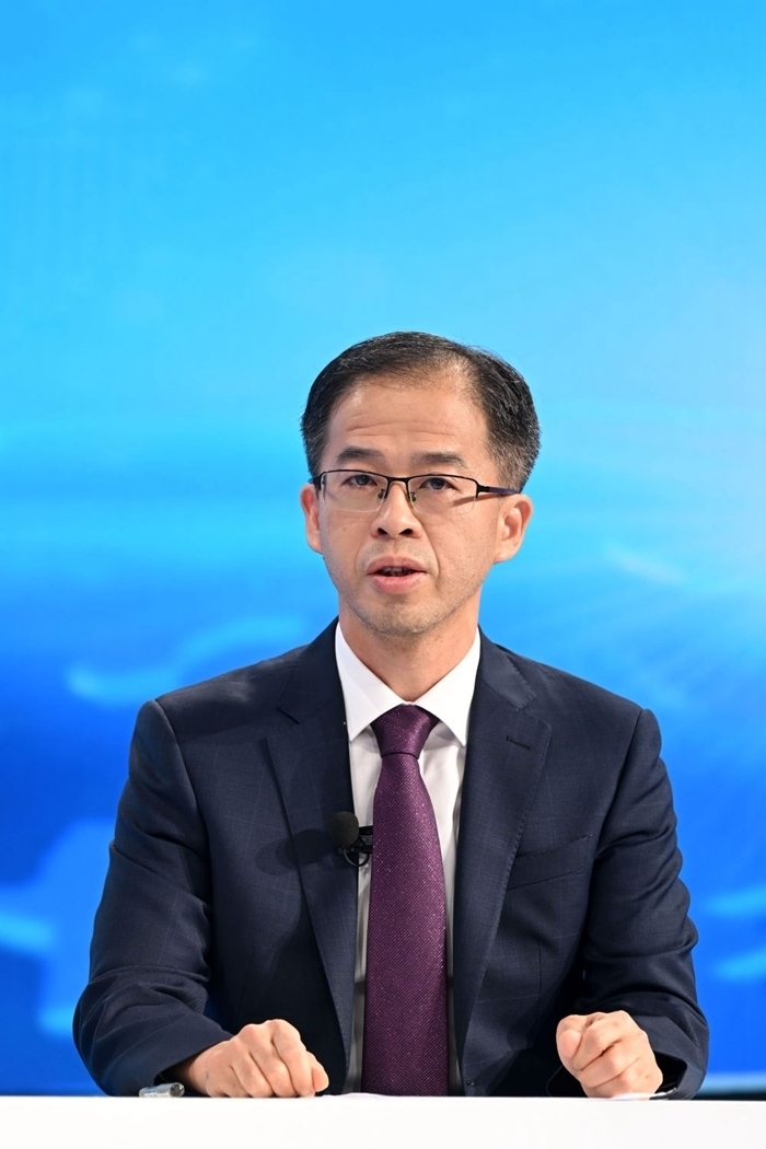 商務部政研室副主任丁維順在“中國經(jīng)濟圓桌會”錄制現(xiàn)場交流發(fā)言。新華社記者 金良快 攝