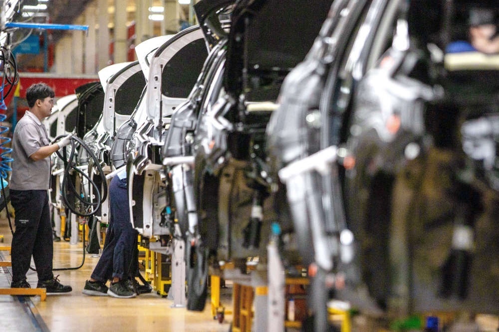 2023年9月7日，在位于泰國春武里府的上汽正大公司汽車工廠，工人在生產(chǎn)車間內(nèi)工作。新華社記者 王騰 攝