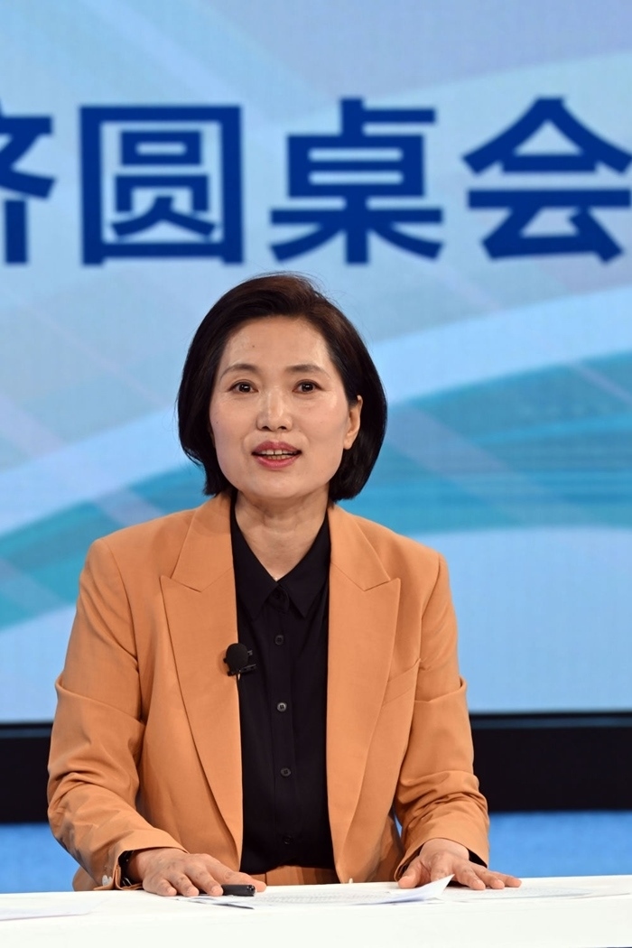 中國宏觀經(jīng)濟研究院對外經(jīng)濟研究所研究員曲鳳杰在“中國經(jīng)濟圓桌會”錄制現(xiàn)場交流發(fā)言。新華社記者 金良快 攝