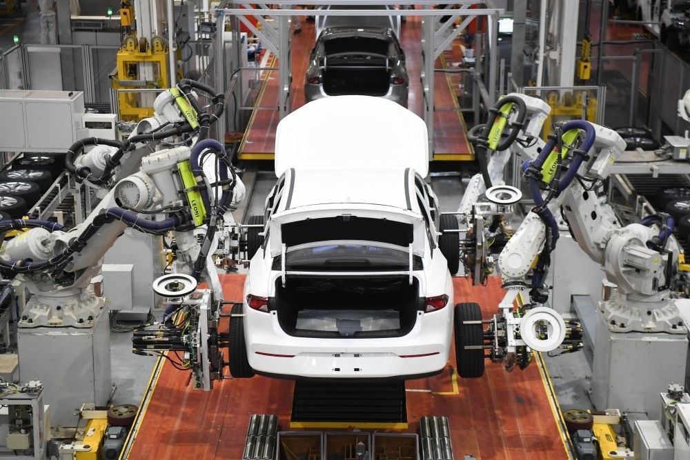 這是2024年4月24日拍攝的廣州廣汽埃安新能源汽車的全自動化輪胎安裝工作站。新華社記者 鄧華 攝