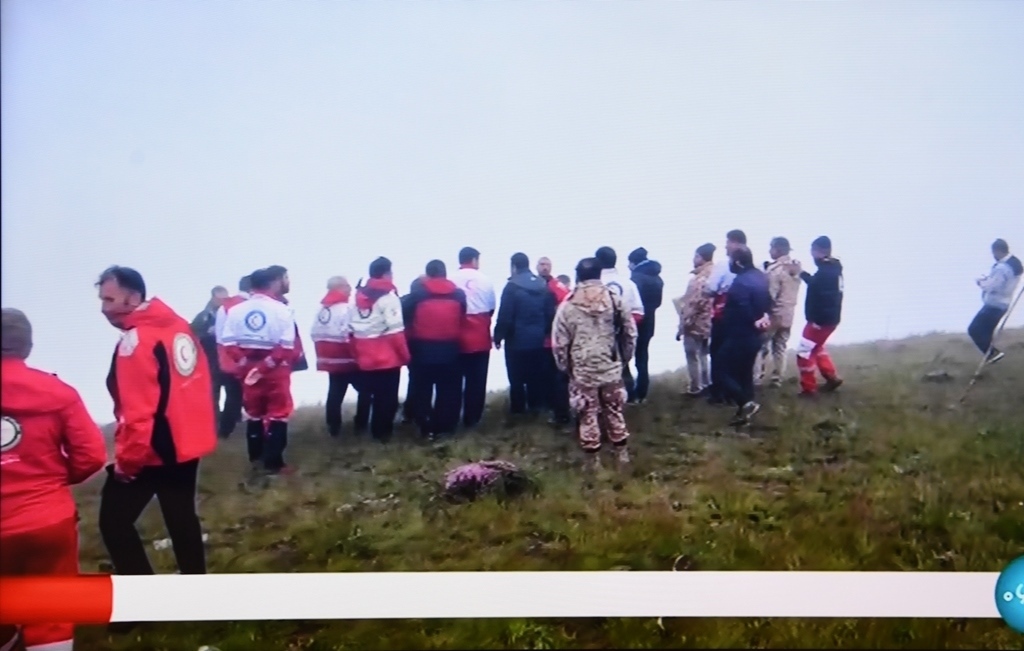 據(jù)伊朗邁赫爾通訊社5月20日報道，伊朗總統(tǒng)萊希在直升機(jī)事故中遇難。這是5月20日拍攝的伊朗國家電視臺播放的救援人員抵達(dá)事故現(xiàn)場的畫面。 新華社記者 沙達(dá)提 攝